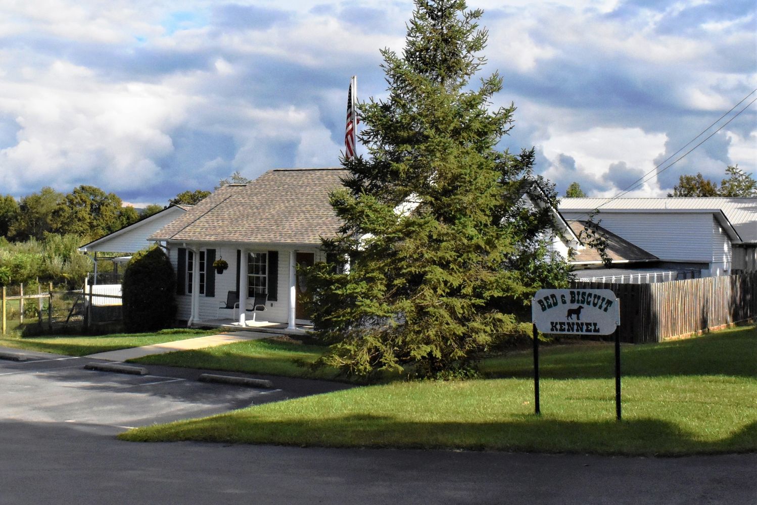 Bed & Biscuit: 153 Fence Ln, Crossville, TN 38571
